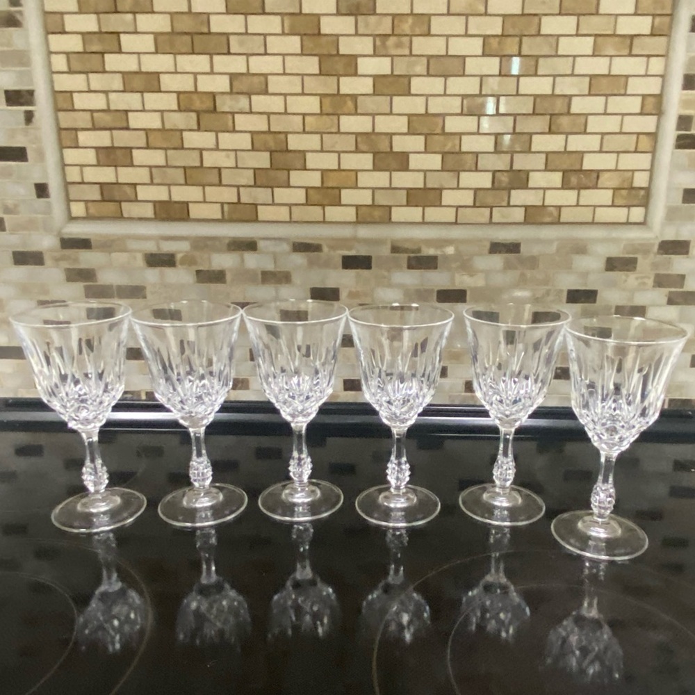 Elegant Crystal Wine Glass Set
